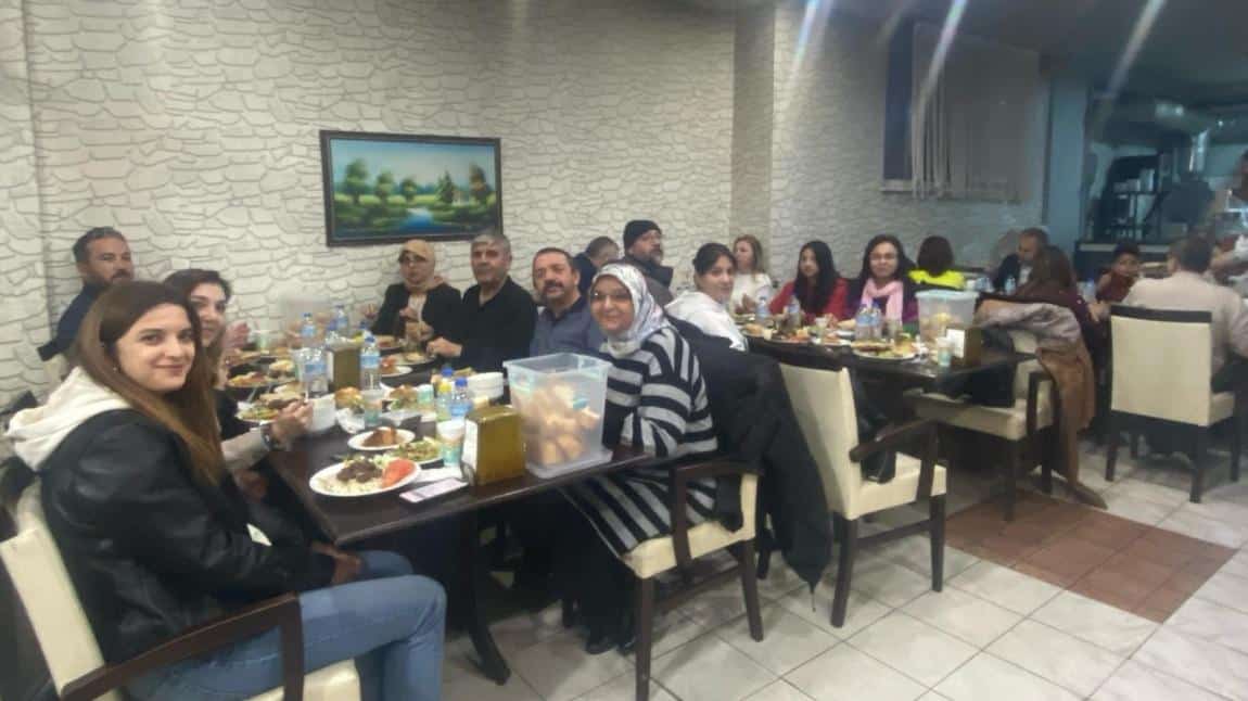 Bu yılda Ahmet Yesevi Anadolu İmam Hatip Lisesi olarak öğretmen ve ailelerinin katılımıyla iftar yemeği yenildi