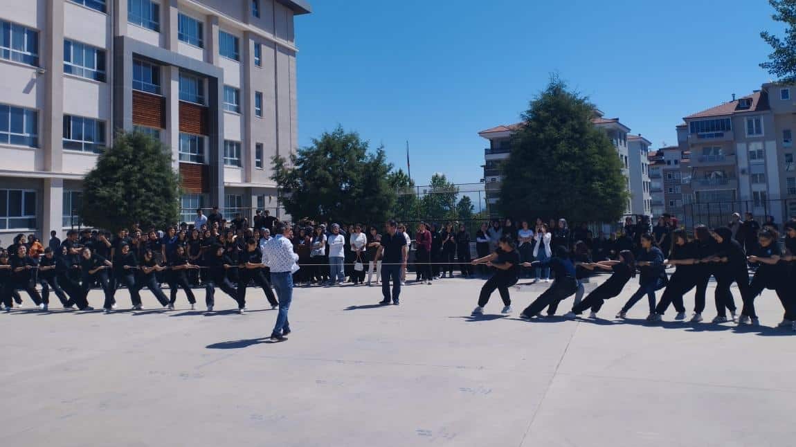 Gençlik haftasında çeşitli oyun ve etkinlikler yaptık.